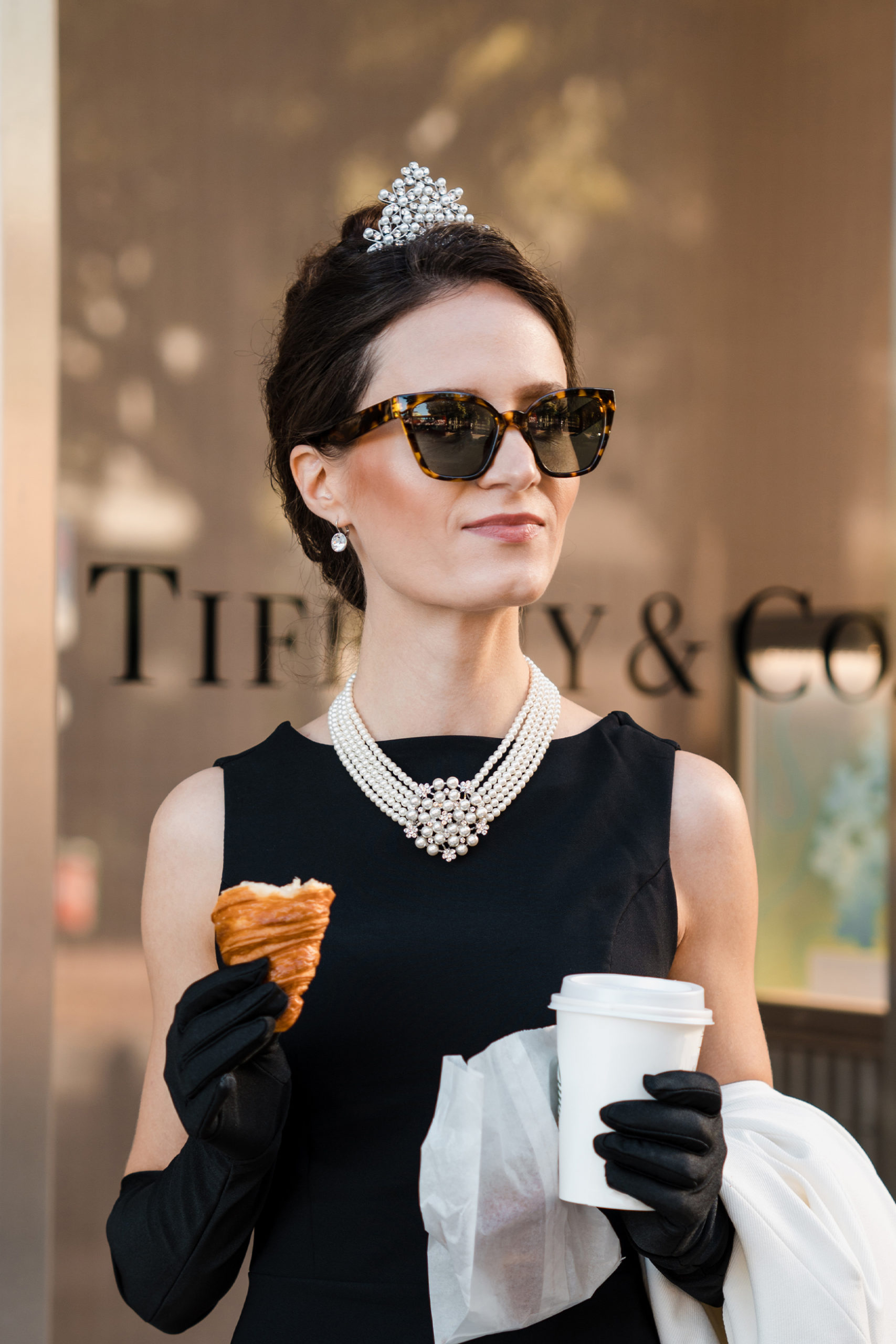 Audrey hepburn breakfast hot sale at tiffanys necklace